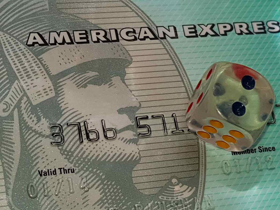Carta American Express con dado trasparente: esempio di pagamento con carta di credito accettato in Islanda in negozi, ristoranti e noleggi.