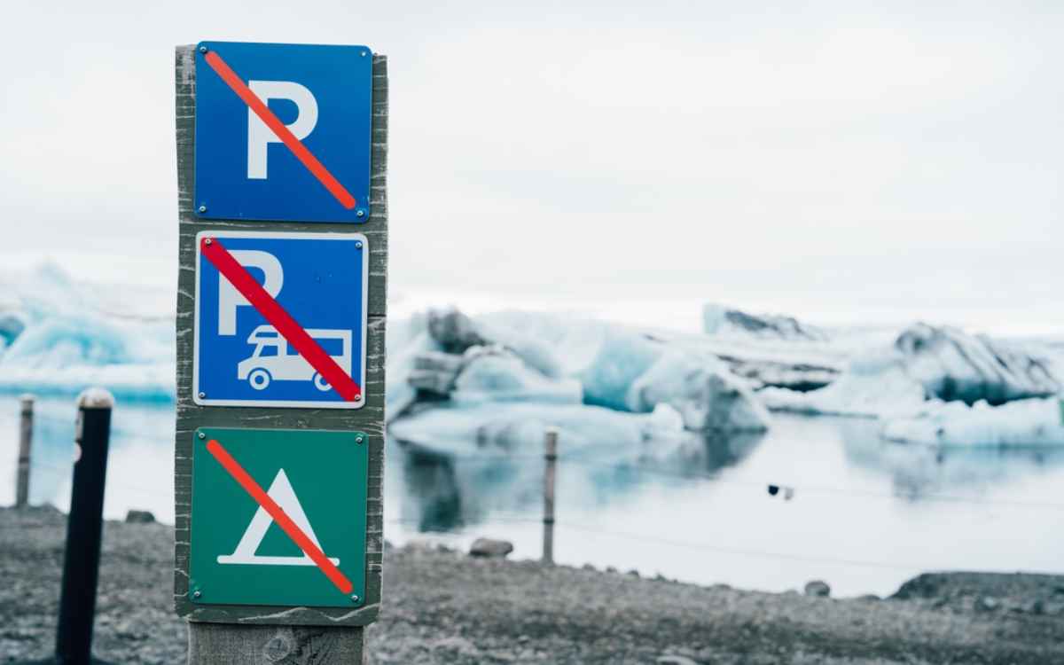 Divieto sosta/pernottamento Pannelli che vietano parcheggio, sosta in camper e campeggio vicino a una laguna glaciale islandese.