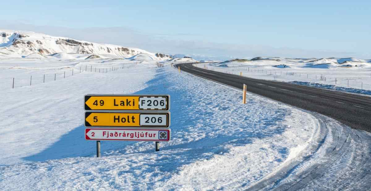 Cartelli per Laki F206, Holt 206 e Fja&eth;r&aacute;rglj&uacute;fur lungo una strada innevata nelle Highlands islandesi.