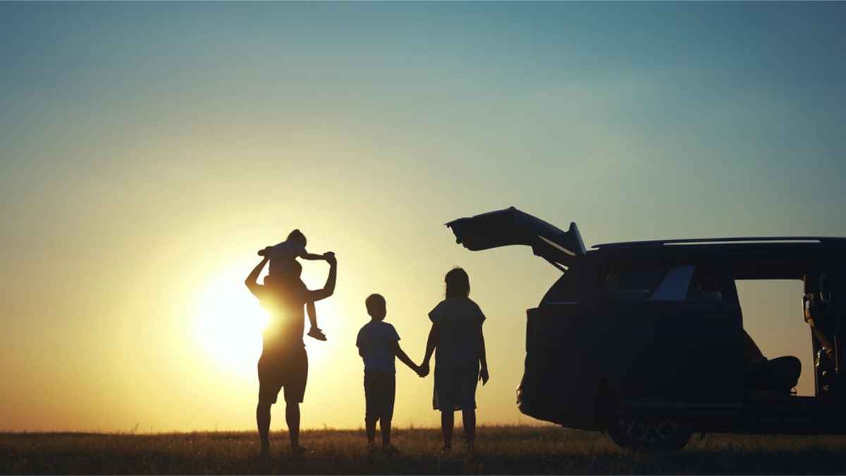 Famiglia in viaggio on the road in Islanda al tramonto